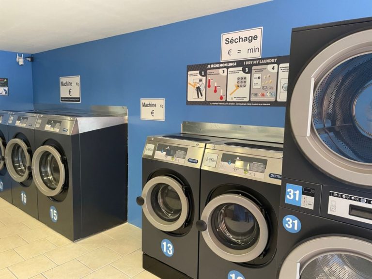 Rangée de lave-linge professionnels Primus RX dans la laverie de Joyeuse