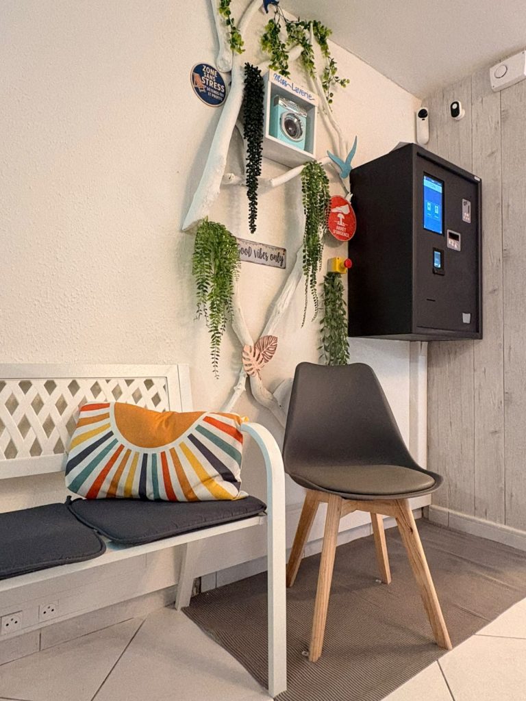Coin d’attente de Miss Laverie avec la centrale de paiement LM Control Touch’N Pay