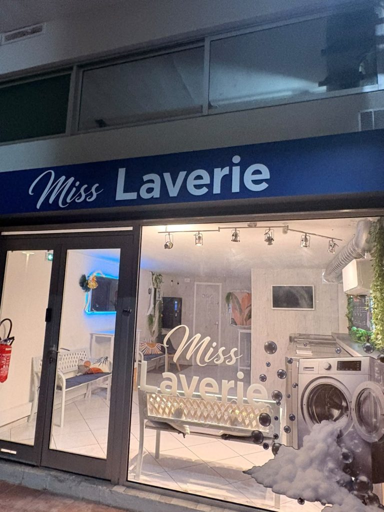 Façade et enseigne de Miss Laverie, laverie automatique à La Grande-Motte